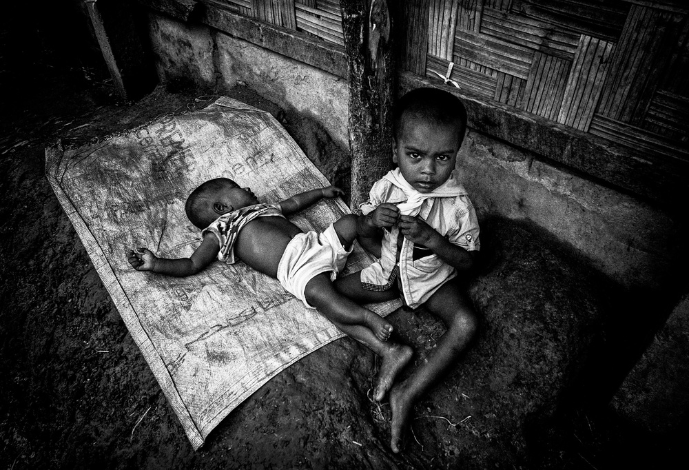 Rohingya boy taking care of his brother - Bangladesh von Joxe Inazio Kuesta Garmendia