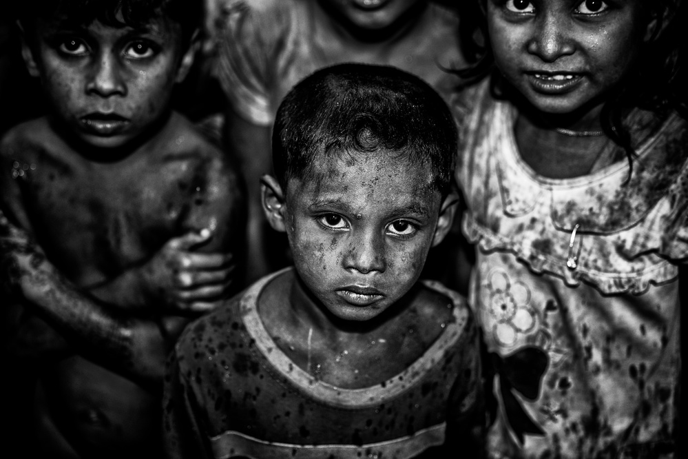 Rohingya children in the rain. von Joxe Inazio Kuesta Garmendia