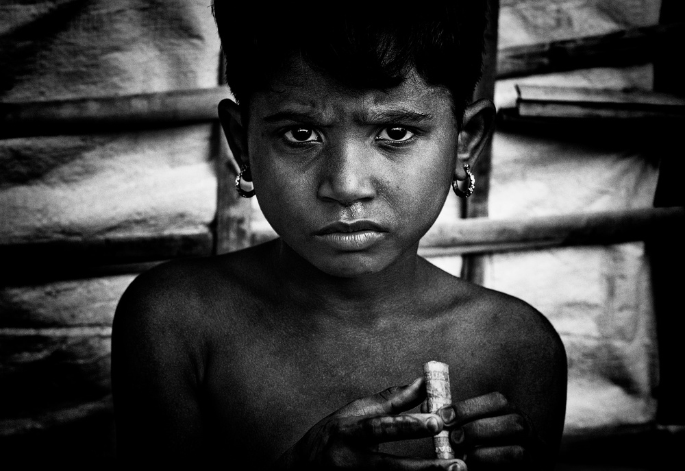 Rohingya girl with some money - Bangladesh von Joxe Inazio Kuesta Garmendia