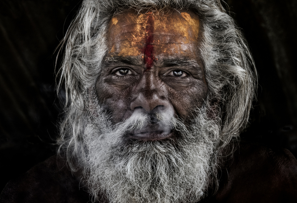 Sadhu expelling the smoke through the nose - Prayagraj - India von Joxe Inazio Kuesta Garmendia