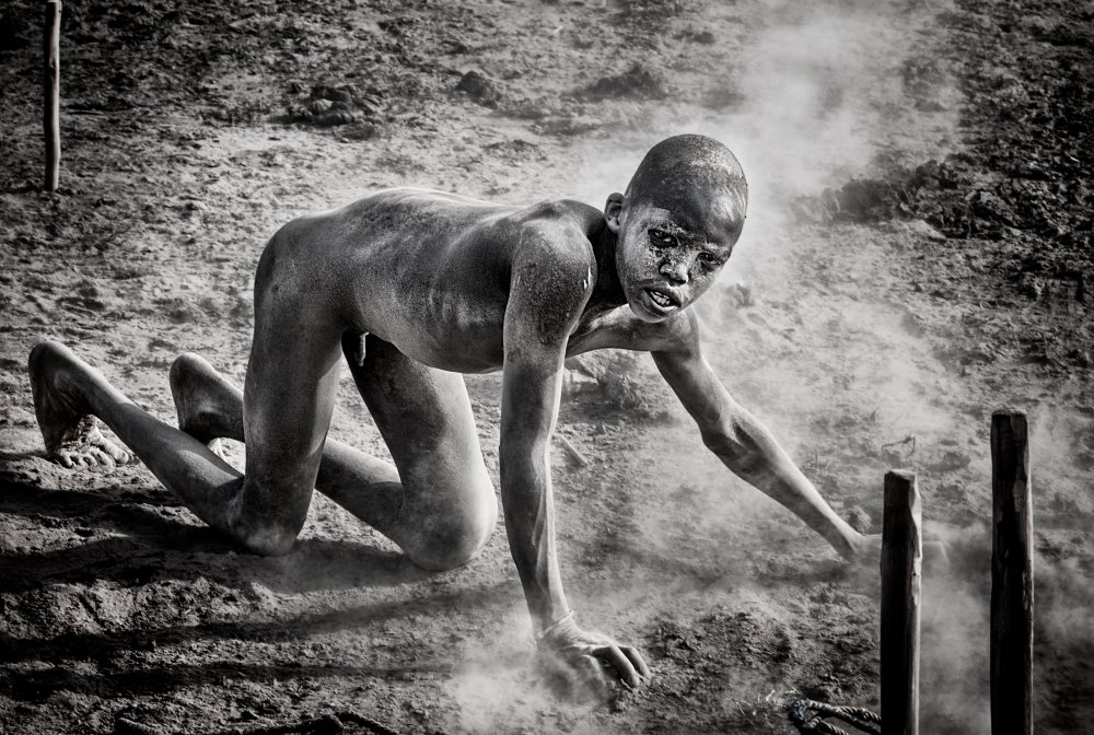 Collecting dung in a mundari cattle camp-II von Joxe Inazio Kuesta Garmendia