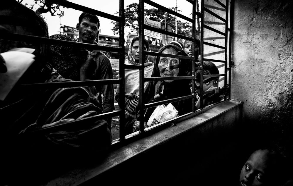 Queuing to receive some rice-I - Bangladesh von Joxe Inazio Kuesta Garmendia