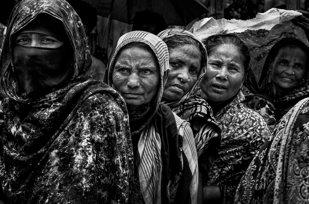 Queuing to receive some rice-II - Bangladesh von Joxe Inazio Kuesta Garmendia