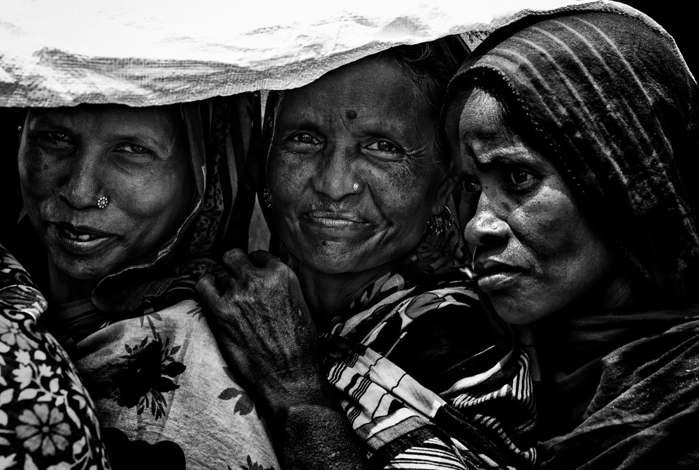 Queuing to receive some rice-III - Bangladesh von Joxe Inazio Kuesta Garmendia