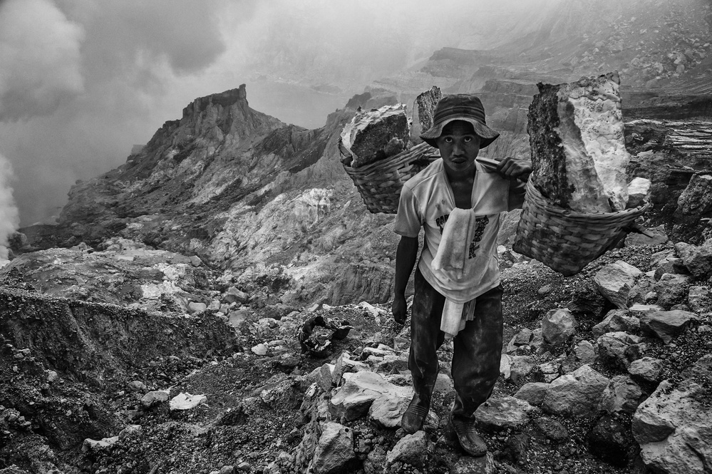 Sulfur worker in volcano Kawah Ijen (Indonesia) von Joxe Inazio Kuesta Garmendia