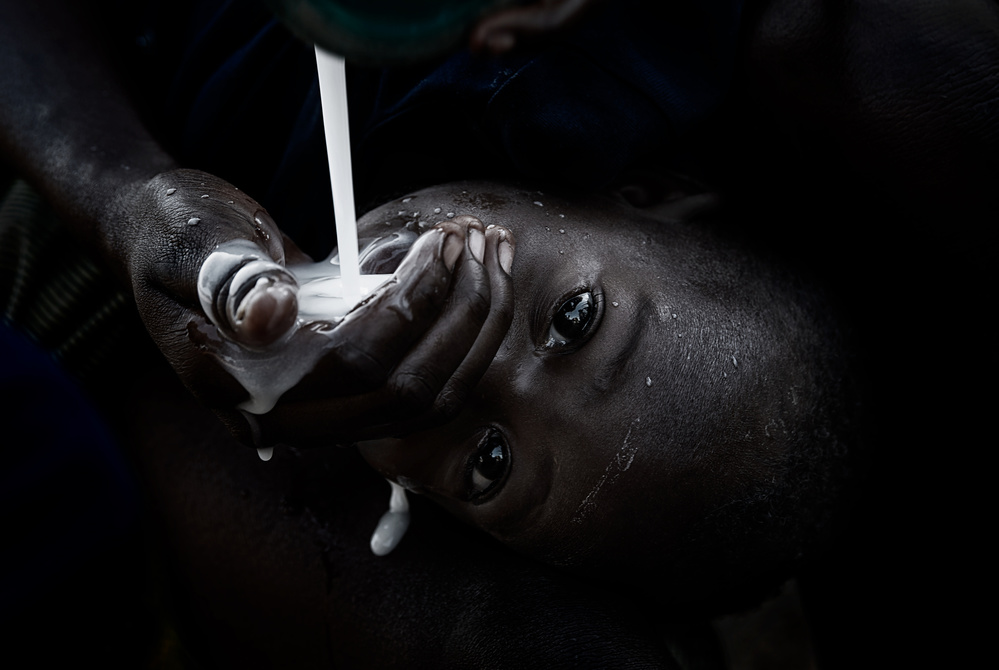 Feeding her child - Benin von Joxe Inazio Kuesta Garmendia