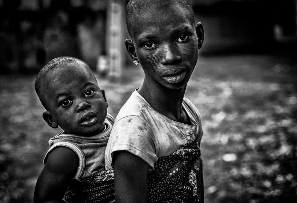 Taking care of her brother - Benin von Joxe Inazio Kuesta Garmendia