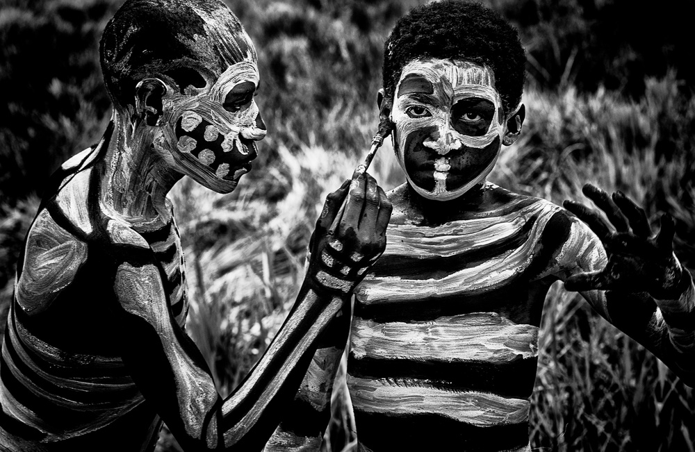 Skeleton boys - Mt. Hagen - Papua New Guinea von Joxe Inazio Kuesta Garmendia