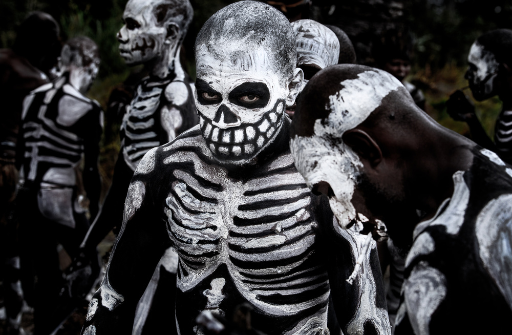 Skeleton men at the Mt Hagen sing-sing festival - Papua New Guinea von Joxe Inazio Kuesta Garmendia