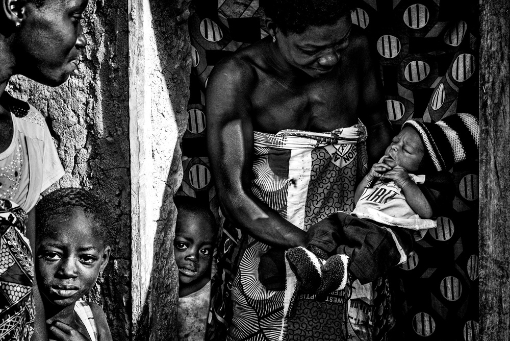 Proudly showing her newborn child - Benin von Joxe Inazio Kuesta Garmendia