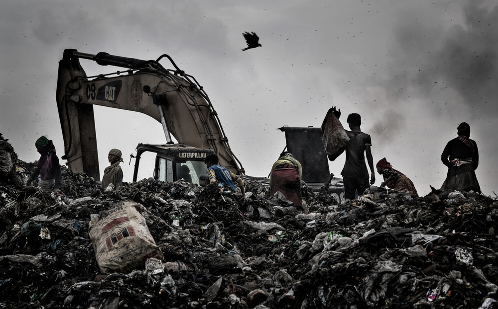 Searching for goods in a dumping site in Dakha - Bangladesh von Joxe Inazio Kuesta Garmendia