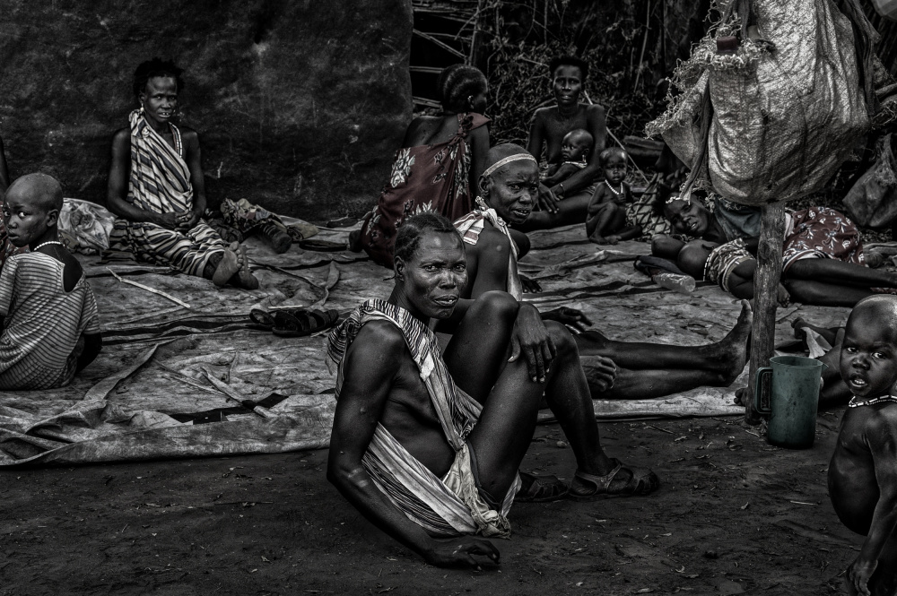 South Sudanian people having a rest near a market. von Joxe Inazio Kuesta Garmendia