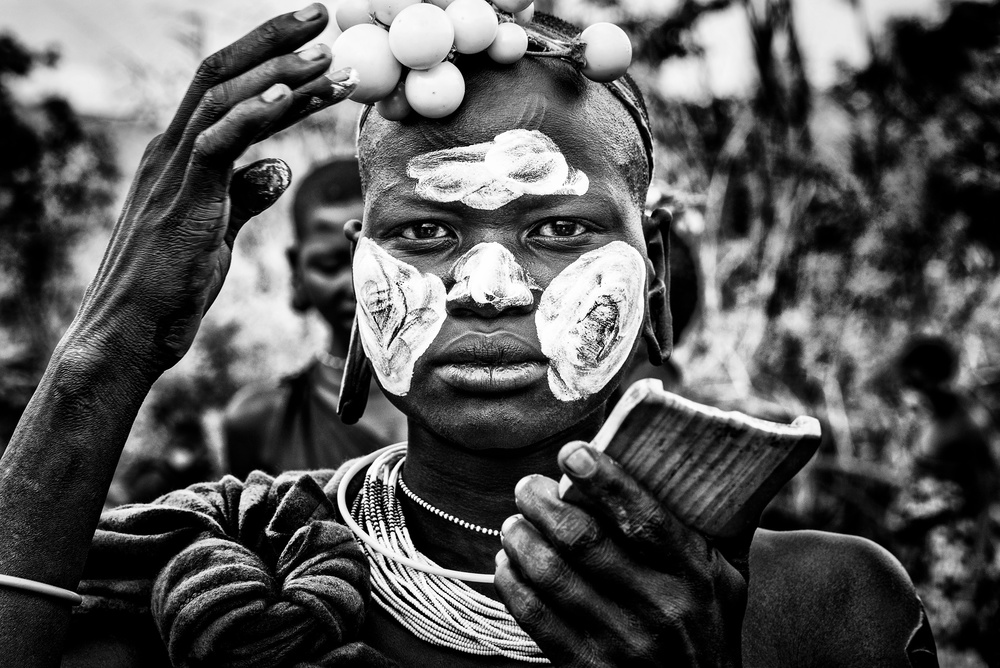 Surma woman painting her face - Ethiopia von Joxe Inazio Kuesta Garmendia