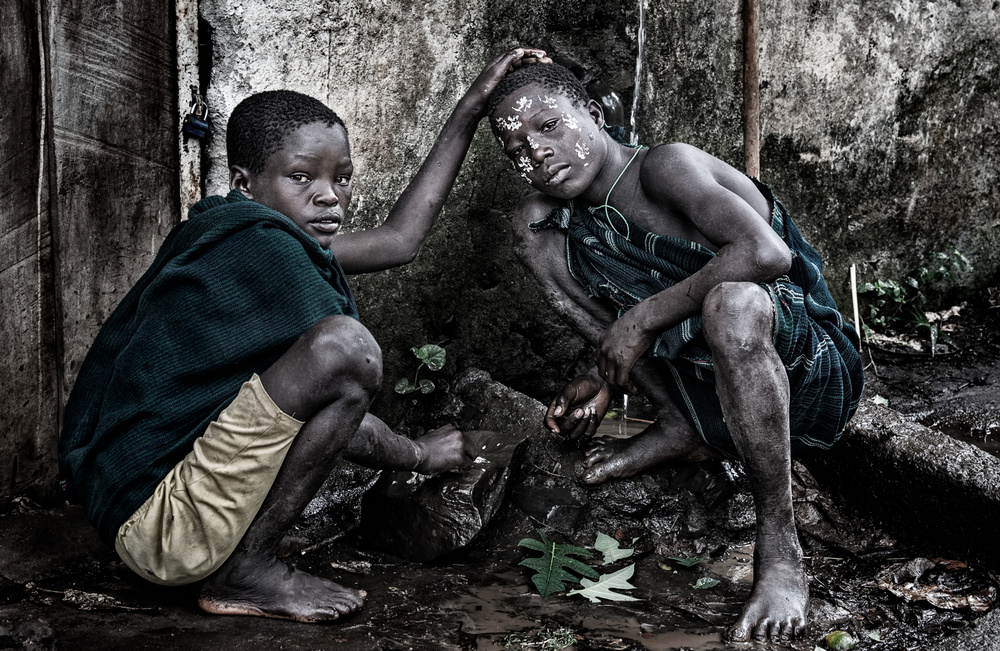 Surma boy painting the face of his friend - Ethiopia von Joxe Inazio Kuesta Garmendia