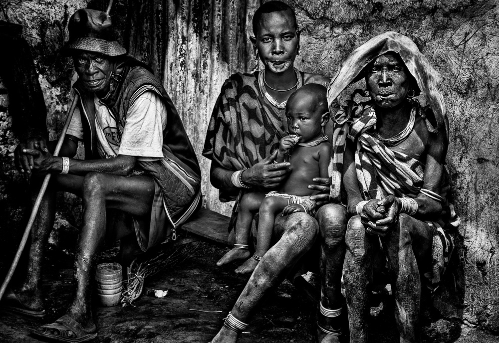 Surma tribe family - Ethiopia von Joxe Inazio Kuesta Garmendia