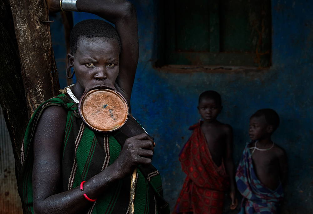 Surma tribe woman-I - Ethiopia von Joxe Inazio Kuesta Garmendia