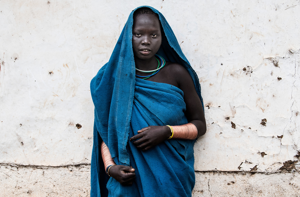 Surma tribe woman in a blue dress - Ethiopia von Joxe Inazio Kuesta Garmendia