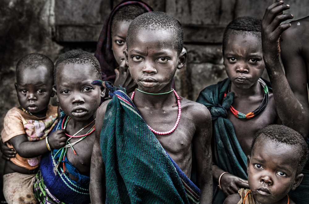 Surma tribe children-I - Ethiopia von Joxe Inazio Kuesta Garmendia