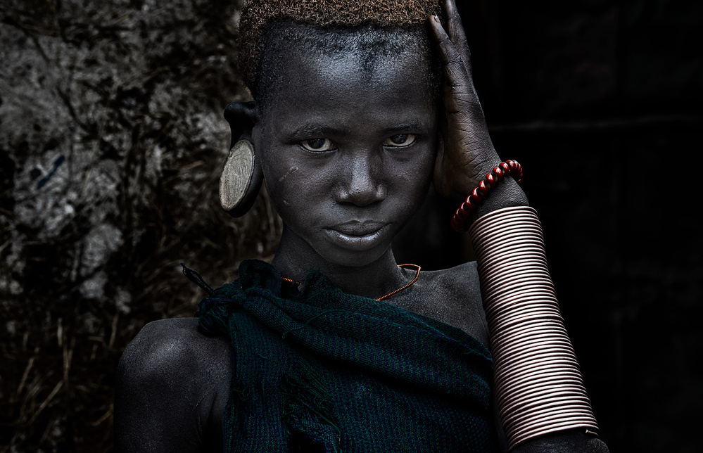 Surma tribe girl-I von Joxe Inazio Kuesta Garmendia