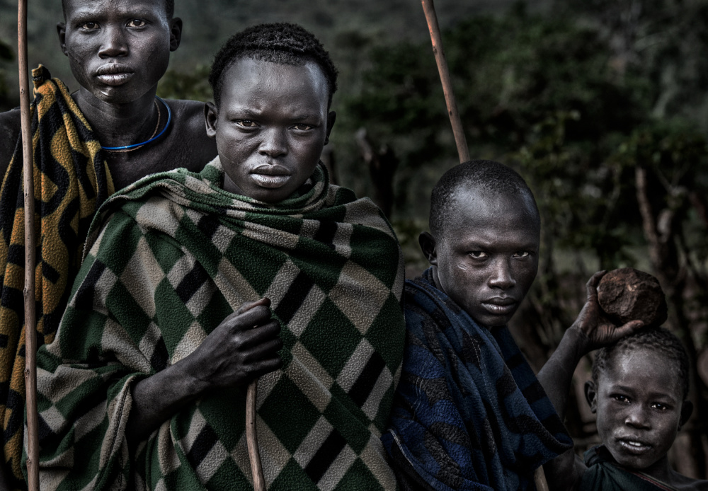 Surmi ethnic people in a row - Ethiopia von Joxe Inazio Kuesta Garmendia