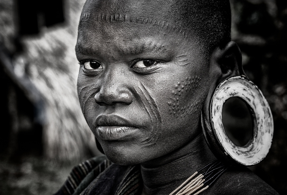 Surmi woman - Ethiopia von Joxe Inazio Kuesta Garmendia