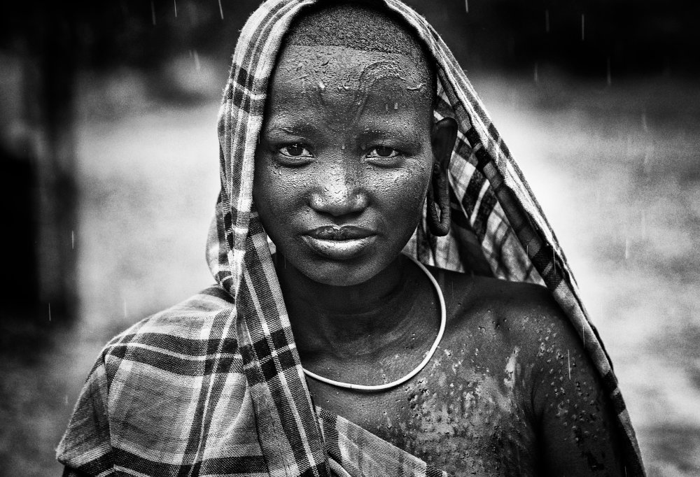 Surmi tribe girl on the rain - Ethiopia von Joxe Inazio Kuesta Garmendia