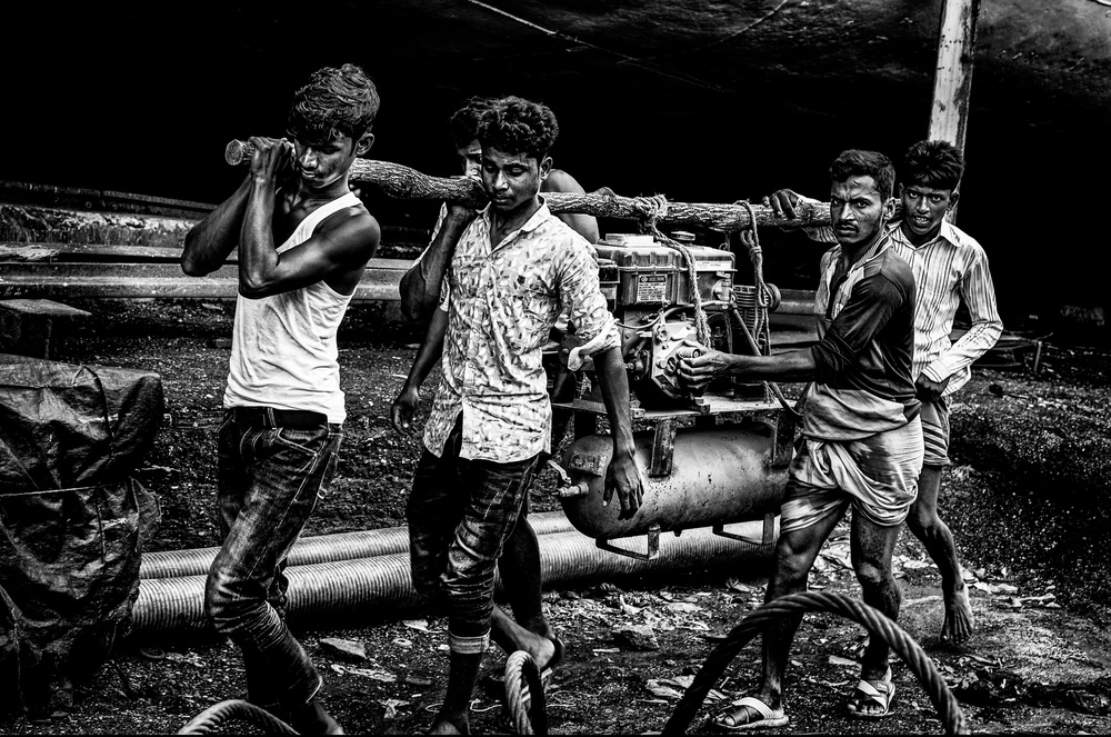 Carrying a motor in a shipyard in Bangladesh. von Joxe Inazio Kuesta Garmendia