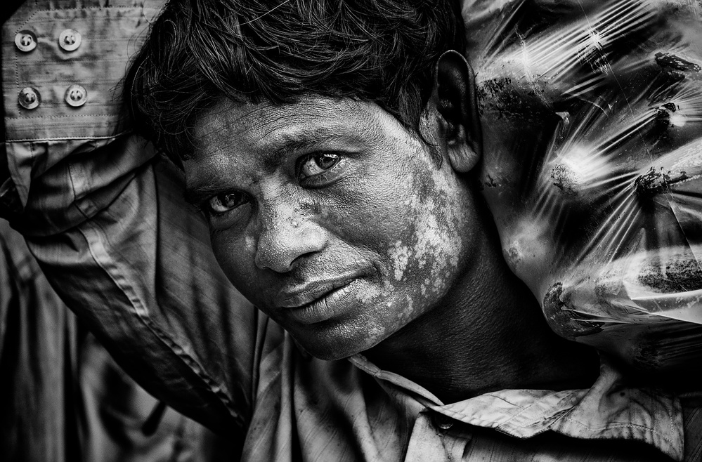 Carrying cucumbers at a market in Dhaka - Bangladesh von Joxe Inazio Kuesta Garmendia