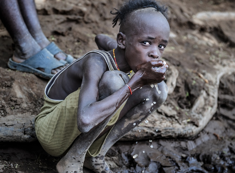 Drinking from the river Omo (Omo Valley-Ethiopia) von Joxe Inazio Kuesta Garmendia