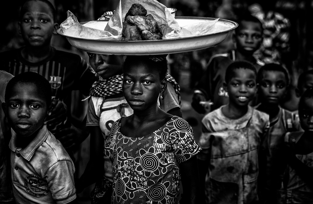 Selling in a market - Benin von Joxe Inazio Kuesta Garmendia