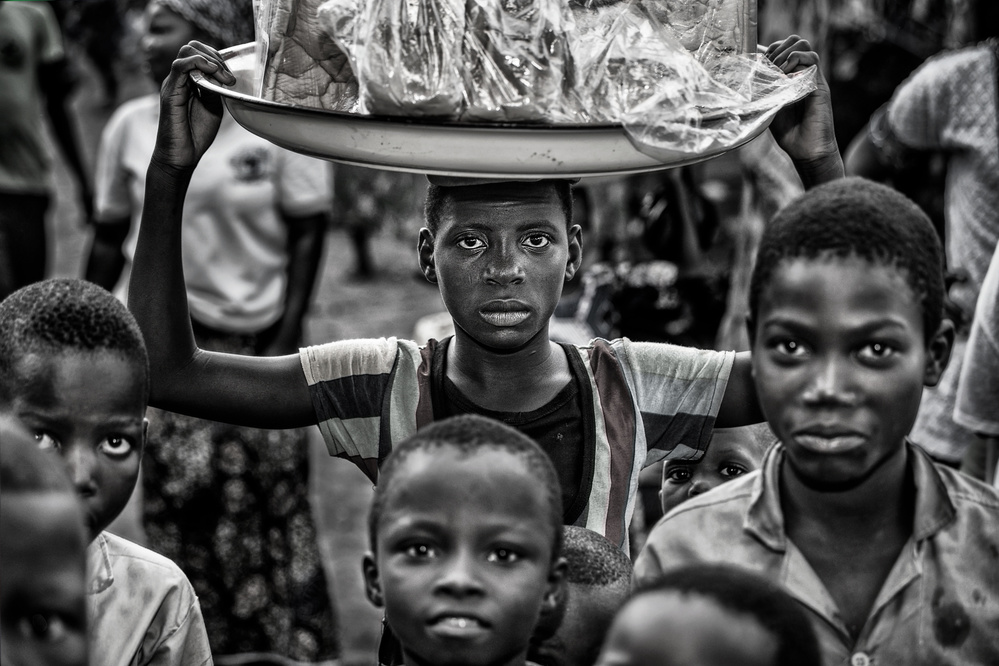 Selling in a market in Benin. von Joxe Inazio Kuesta Garmendia