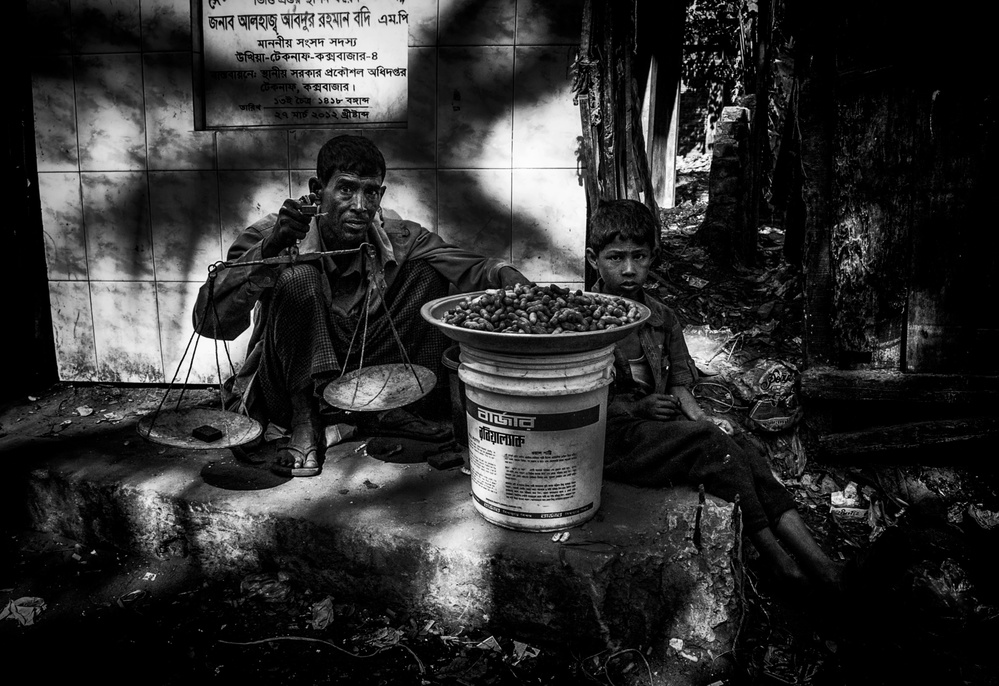 Selling peanuts - Bangladesh von Joxe Inazio Kuesta Garmendia