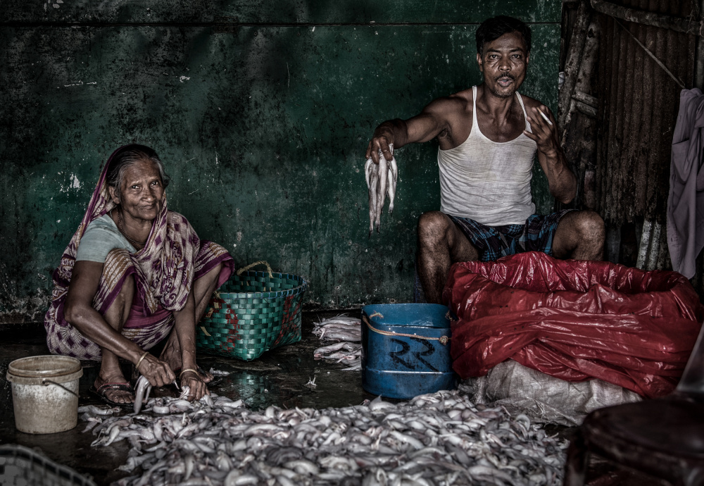 Selling fish in the streets of Bangladesh von Joxe Inazio Kuesta Garmendia