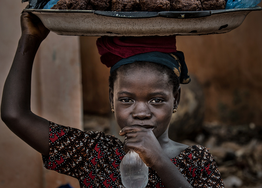 Selling food in a market in Ethiopia von Joxe Inazio Kuesta Garmendia