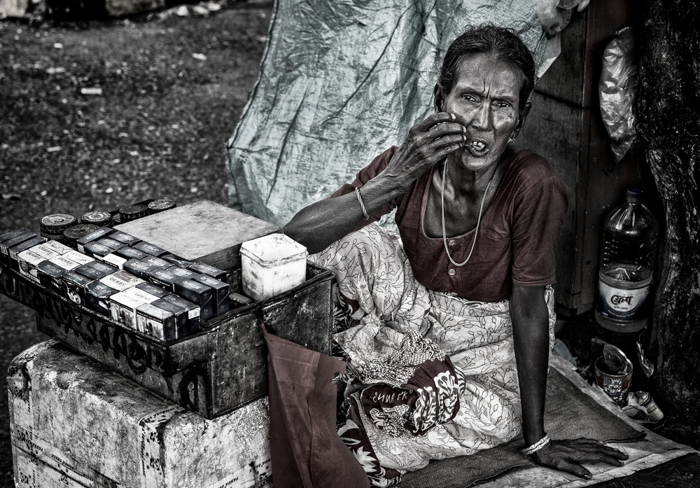 Selling cigarettes on the streets of Bangladesh von Joxe Inazio Kuesta Garmendia