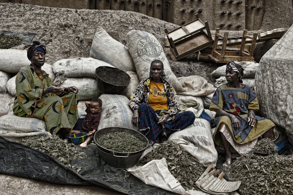 Selling in the market (Djenné - Mali) von Joxe Inazio Kuesta Garmendia