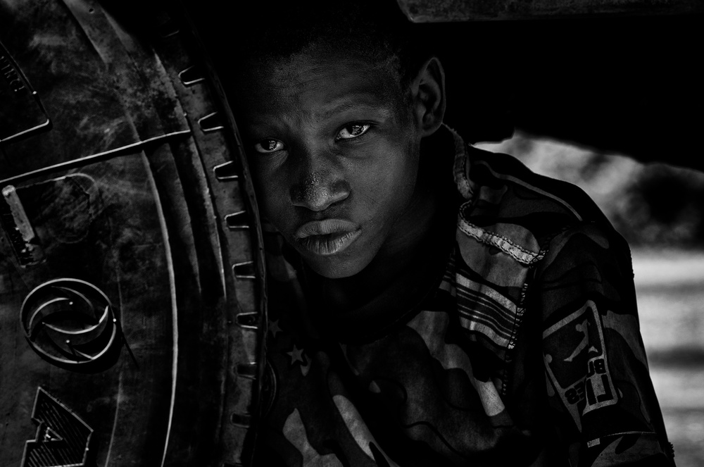 Hiding under a truck - Niger von Joxe Inazio Kuesta Garmendia