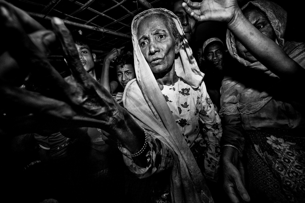 Distributing clothes and money among the Rohingyas-VI von Joxe Inazio Kuesta Garmendia