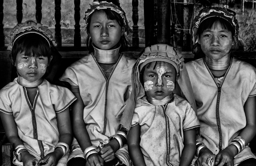 Four padaung girls (Myanmar) von Joxe Inazio Kuesta Garmendia