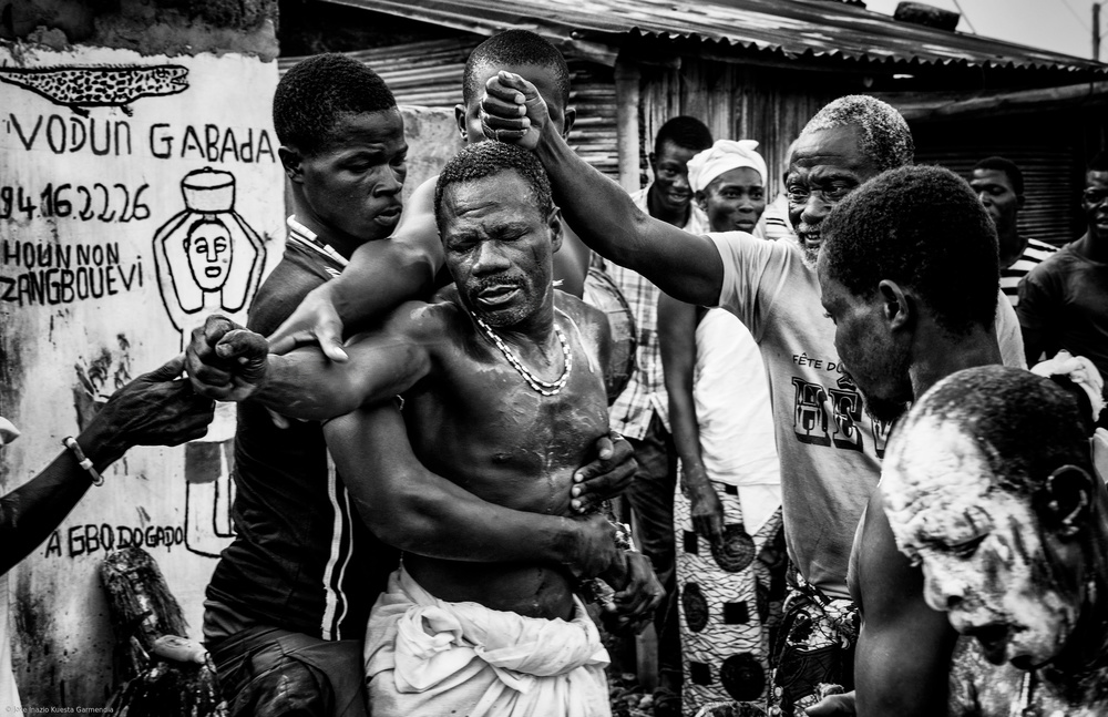 Voodoo session-I in Benin. von Joxe Inazio Kuesta Garmendia