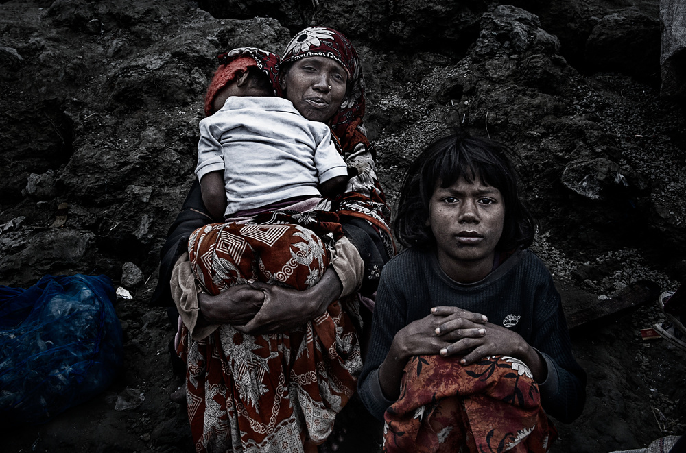 Waiting for some help in the fishing port - Bangladesh von Joxe Inazio Kuesta Garmendia