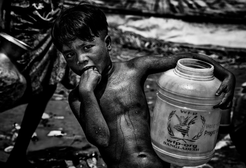 Going for water in a rohingya refugee camp - Bangladesh von Joxe Inazio Kuesta Garmendia