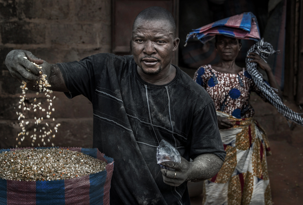 Showing the corn grains in a market in Benin. von Joxe Inazio Kuesta Garmendia