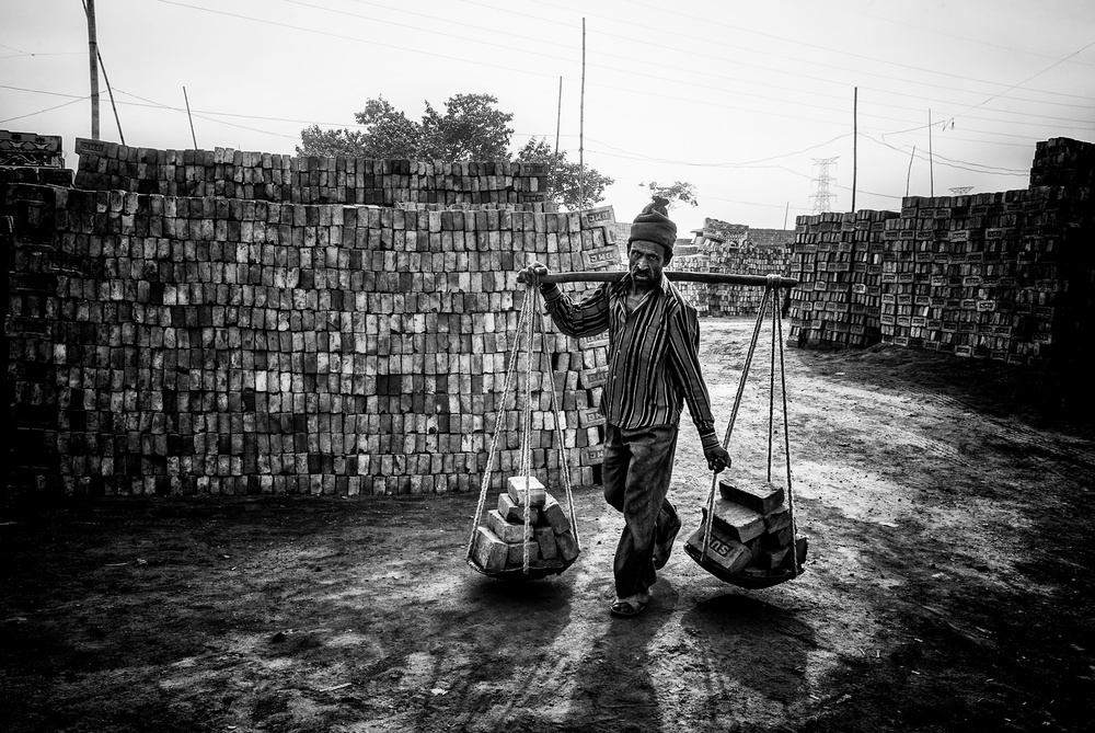 Carrying bricks - Bangladesh von Joxe Inazio Kuesta Garmendia