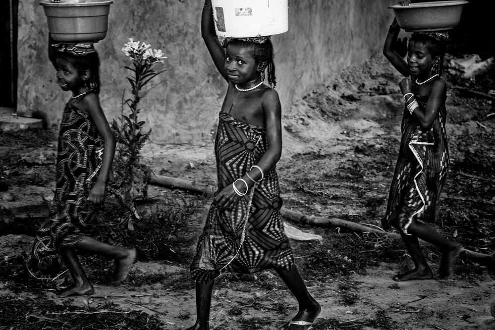 Back home with the water - Benin von Joxe Inazio Kuesta Garmendia