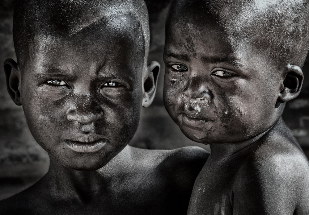 Two brothers in a slum in Juba - South Sudan von Joxe Inazio Kuesta Garmendia