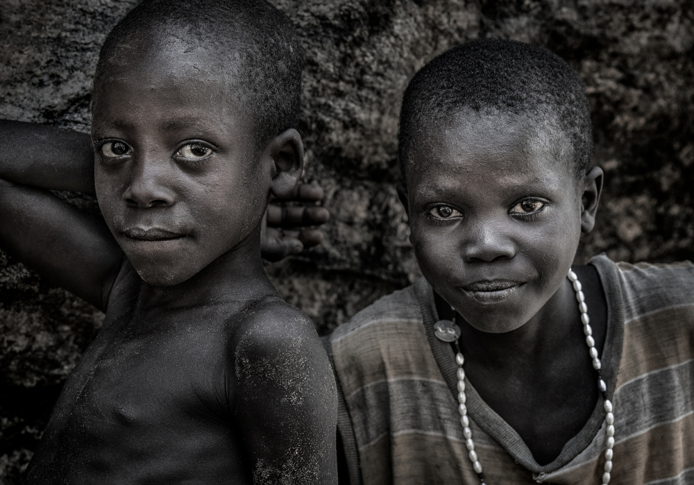 Two boys of the Laarim ethnic group-South Sudan von Joxe Inazio Kuesta Garmendia