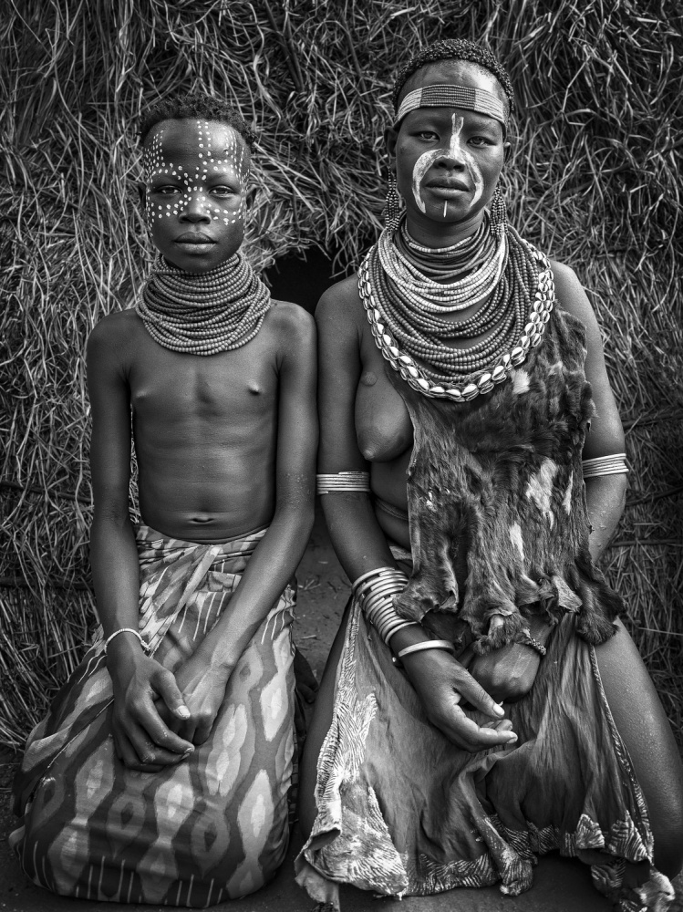 Two karo tribe girls (Omo Valley-Ethiopia) von Joxe Inazio Kuesta Garmendia