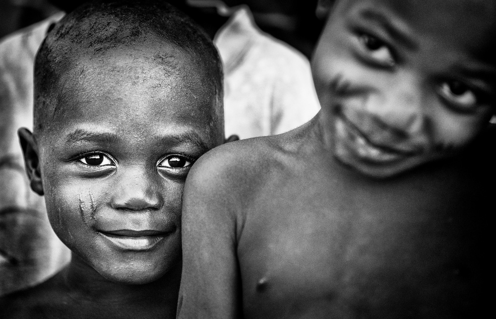 Two children in Benin. von Joxe Inazio Kuesta Garmendia