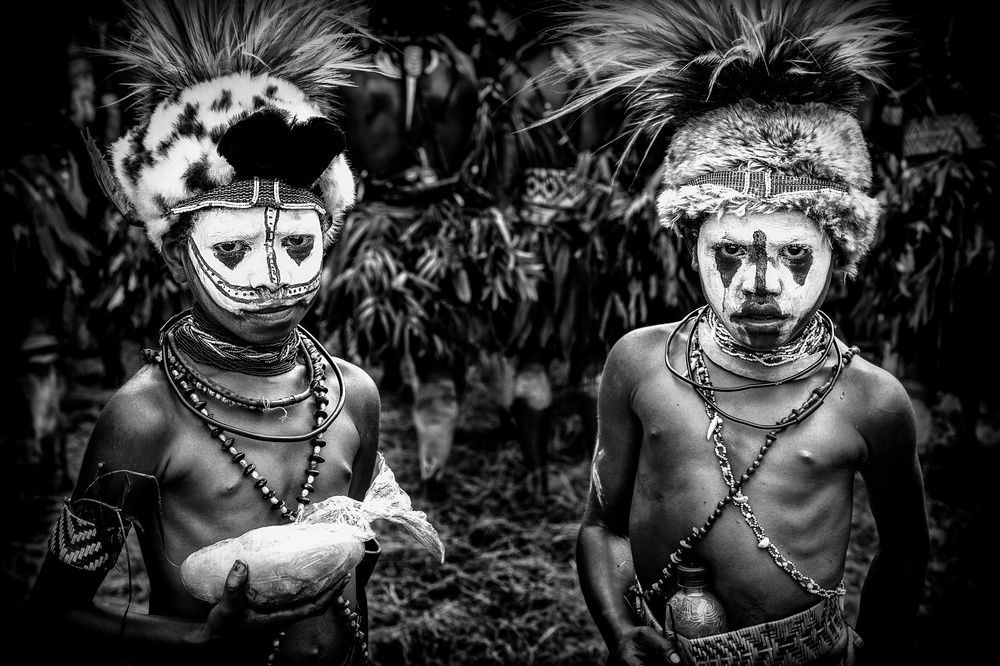 Two children at the Mt Hagen sing sing festival - Papua New Guinea von Joxe Inazio Kuesta Garmendia